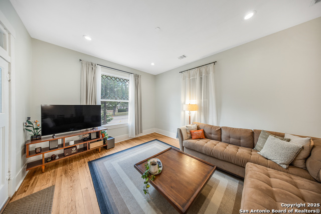 Image 4 of 26 For 509 Mistletoe Ave W