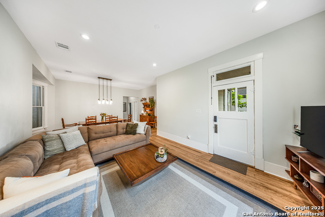 Image 5 of 26 For 509 Mistletoe Ave W