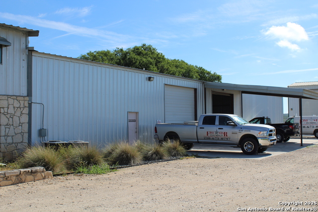 Listing photo id 3 for 2780 Fm 471  