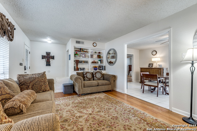 Image 4 of 25 For 106 Warwich Dr.