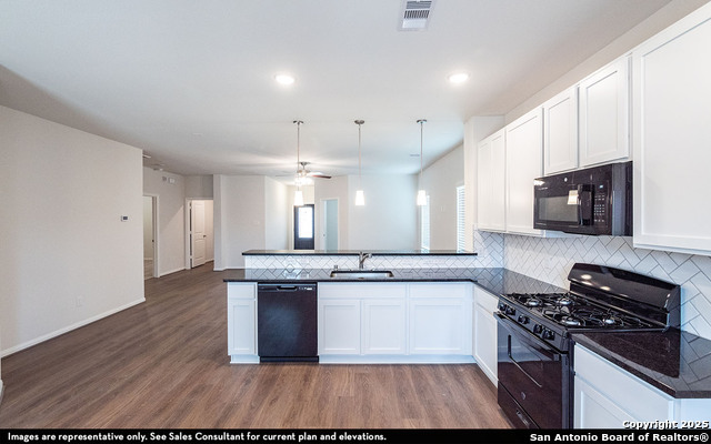 Listing photo id 3 for 8922 Chili Bowl Street