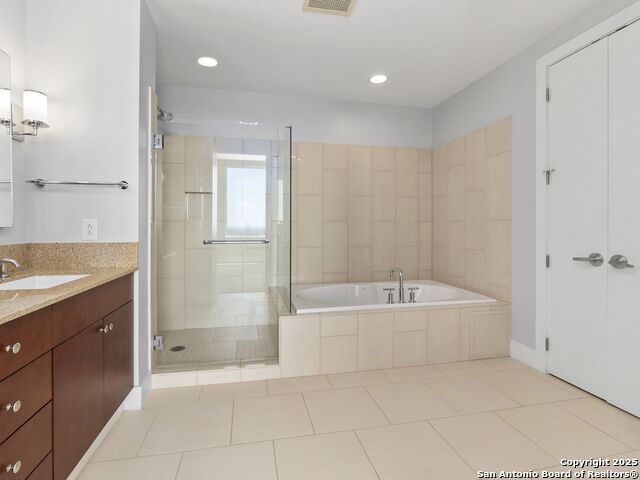 Image 13 of 29 For 610 Market St E 2811