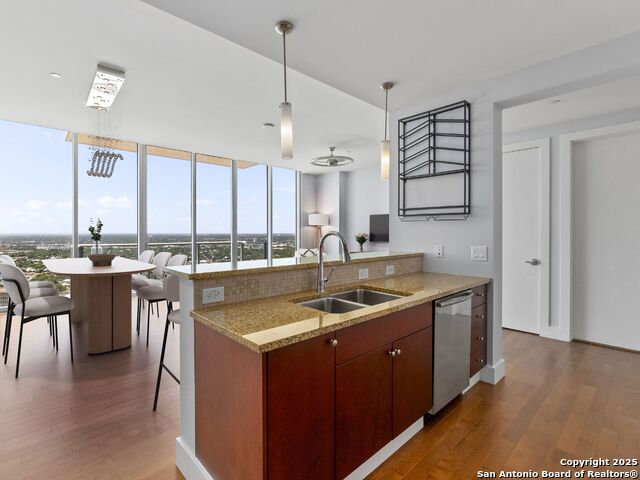 Image 7 of 29 For 610 Market St E 2811