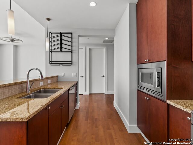 Image 9 of 29 For 610 Market St E 2811