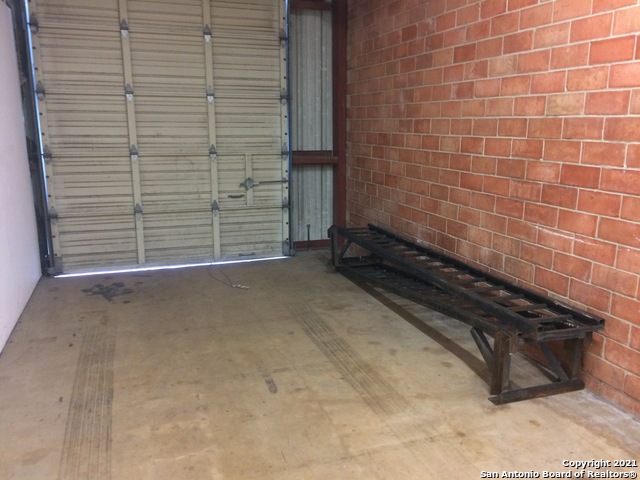 Listing photo id 8 for 8446 Gault Ln