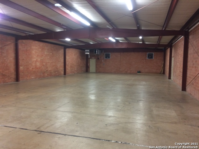 Listing photo id 6 for 8446 Gault Ln