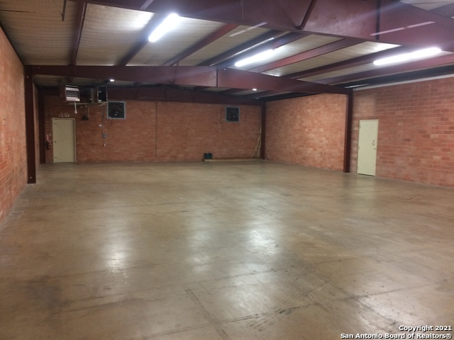 Listing photo id 7 for 8446 Gault Ln