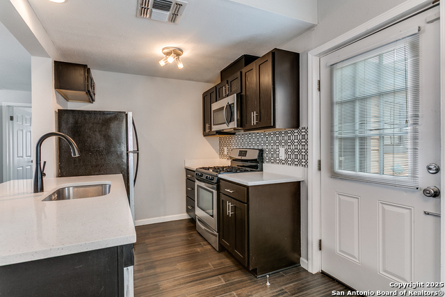 Listing photo id 8 for 535 Magnolia W 1