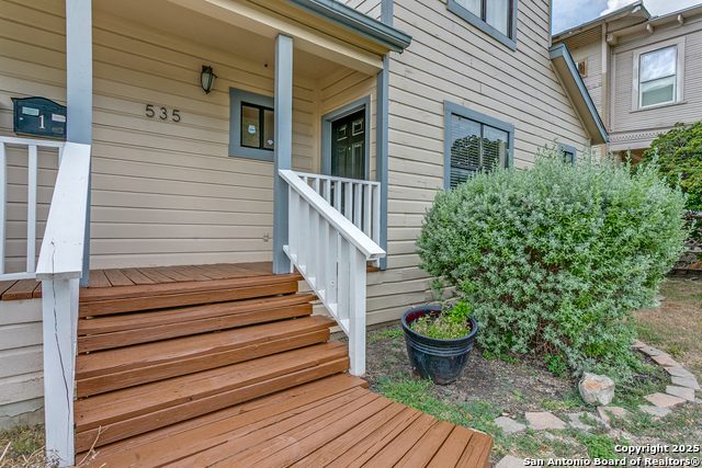 Listing photo id 3 for 535 Magnolia W 1