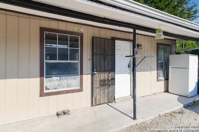 Listing photo id 3 for 3620 Rivas St