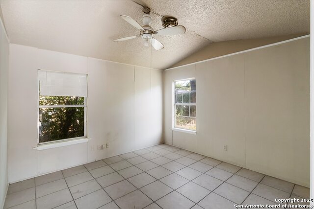 Listing photo id 4 for 3620 Rivas St