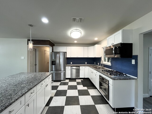 Listing photo id 12 for 1000 Ivy Ln