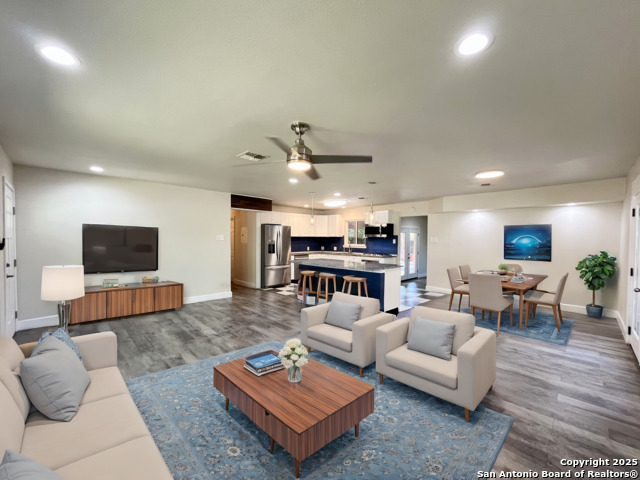 Listing photo id 0 for 1000 Ivy Ln