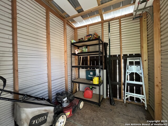 Listing photo id 35 for 1000 Ivy Ln
