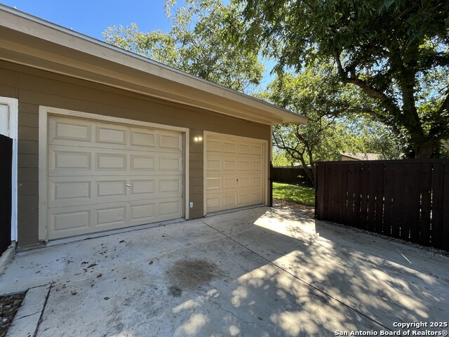 Listing photo id 36 for 1000 Ivy Ln