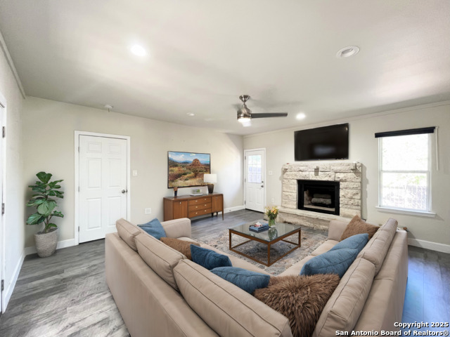 Listing photo id 2 for 1000 Ivy Ln