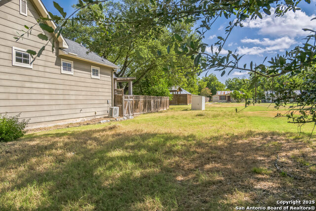 Listing photo id 3 for 1070 Hayselton
