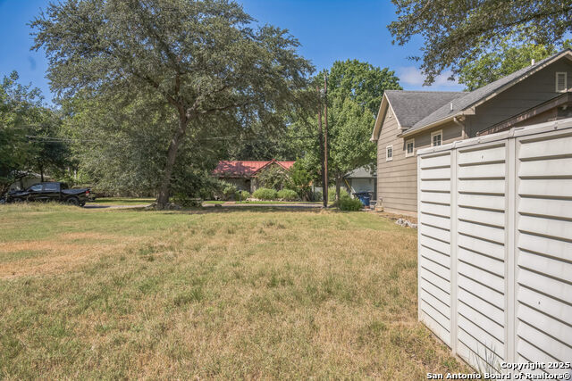 Listing photo id 4 for 1070 Hayselton