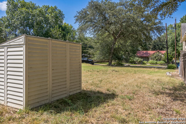 Listing photo id 5 for 1070 Hayselton