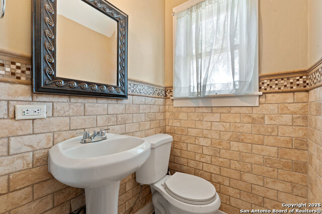 Image 12 of 41 For 391 Broadview Dr W