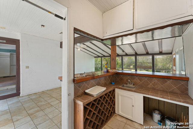 Image 16 of 41 For 391 Broadview Dr W