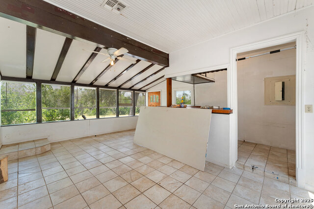 Image 17 of 41 For 391 Broadview Dr W