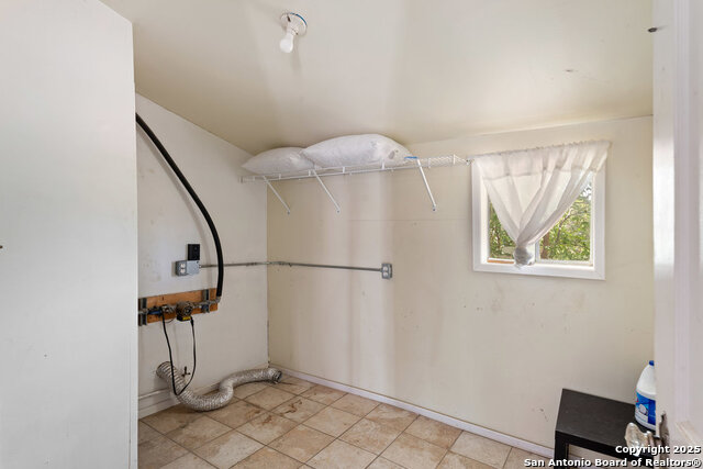 Image 21 of 41 For 391 Broadview Dr W