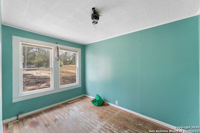 Image 22 of 41 For 391 Broadview Dr W