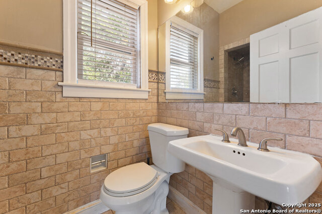 Image 26 of 41 For 391 Broadview Dr W