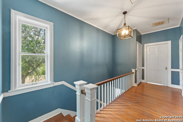 Image 32 of 41 For 391 Broadview Dr W