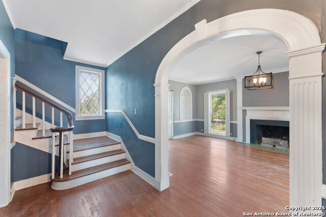 Image 5 of 41 For 391 Broadview Dr W