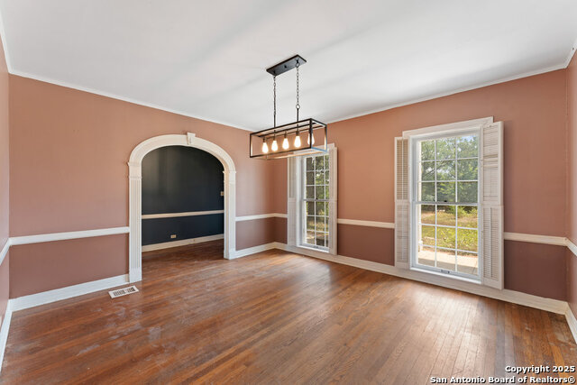 Image 7 of 41 For 391 Broadview Dr W