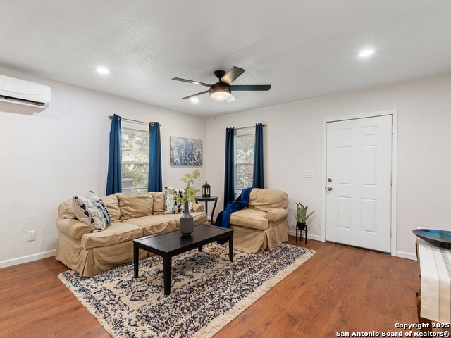 Image 5 of 23 For 2336 Houston E