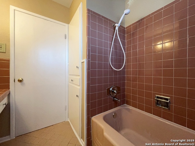 Image 28 of 41 For 4543 Cambray Dr