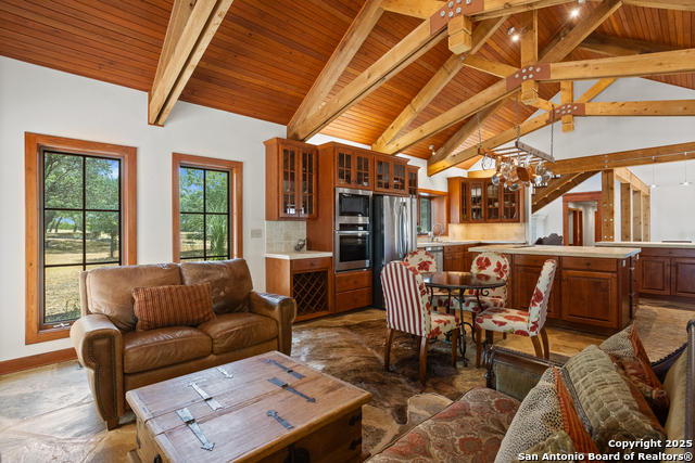 Listing photo id 14 for 597 Krause