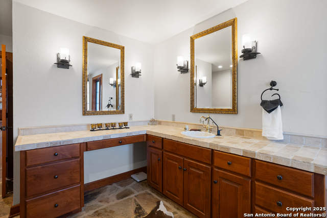 Listing photo id 21 for 597 Krause