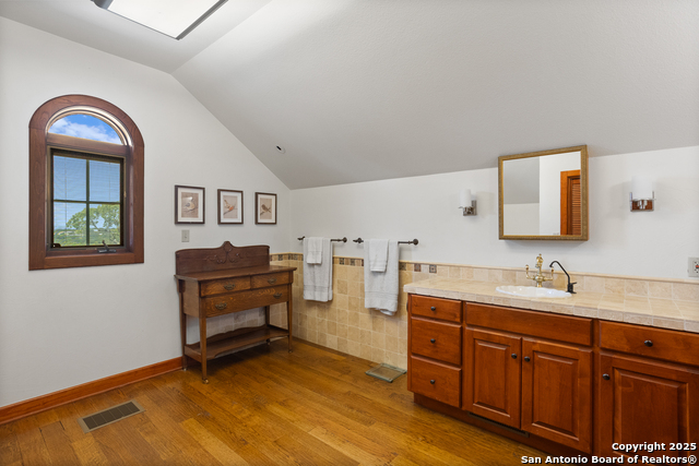 Listing photo id 25 for 597 Krause
