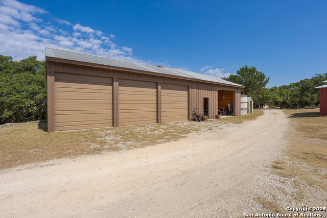 Listing photo id 37 for 597 Krause