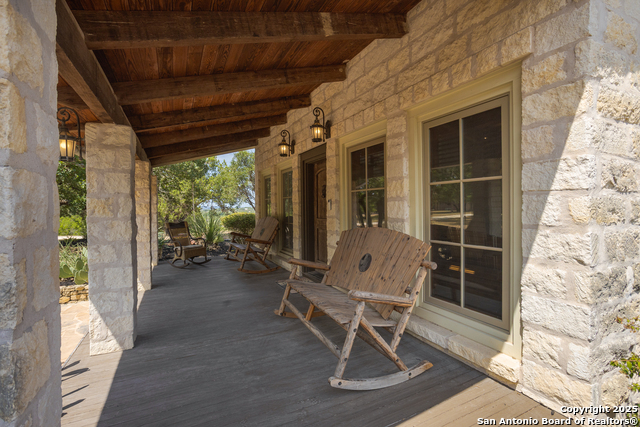 Listing photo id 2 for 597 Krause