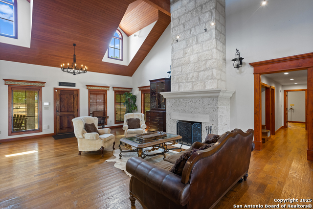 Listing photo id 4 for 597 Krause