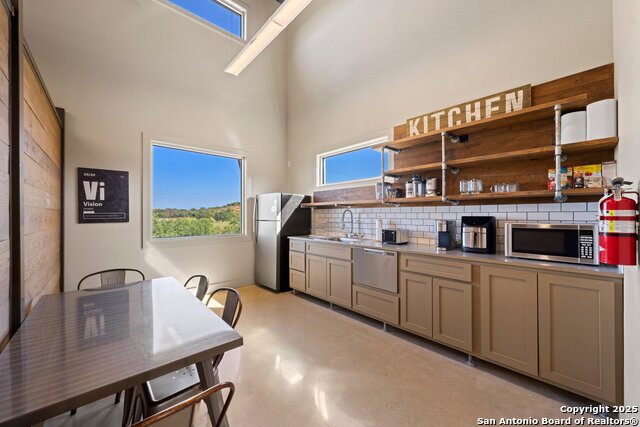 Listing photo id 8 for 609 Fm 289