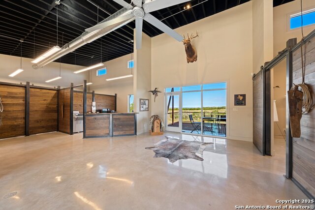 Listing photo id 10 for 609 Fm 289