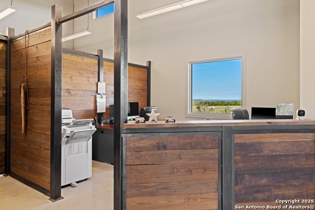 Listing photo id 11 for 609 Fm 289