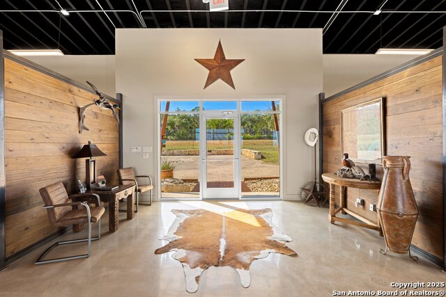 Listing photo id 2 for 609 Fm 289