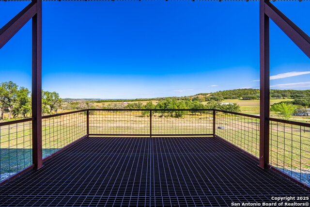 Listing photo id 4 for 609 Fm 289