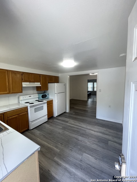 Image 2 of 6 For 630 Guenther Ave S 1