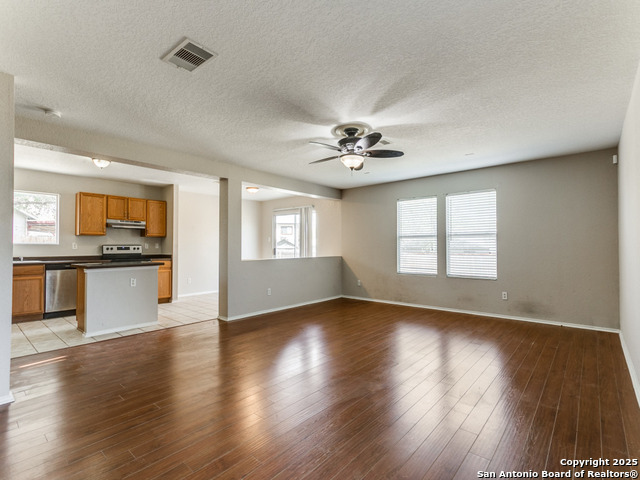Listing photo id 4 for 3106 Carswell Bend