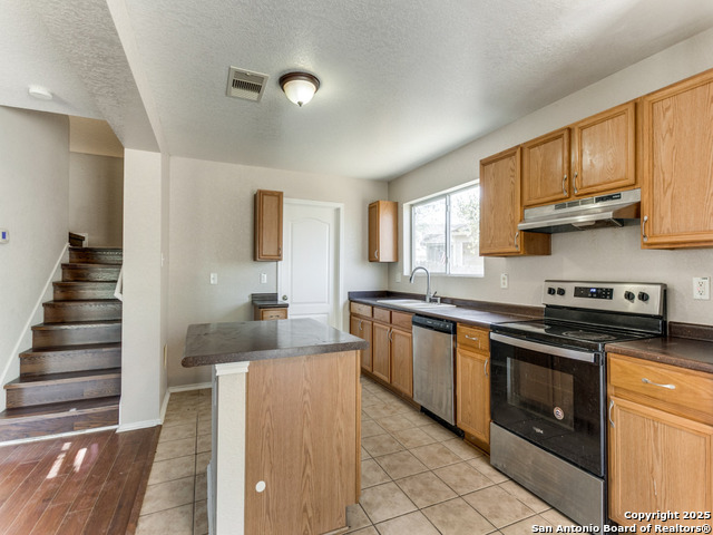 Listing photo id 5 for 3106 Carswell Bend