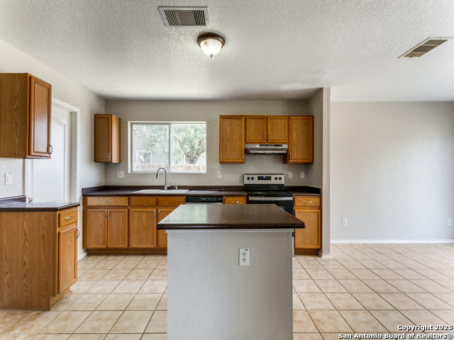 Listing photo id 7 for 3106 Carswell Bend