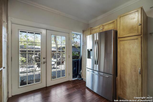 Listing photo id 9 for 555 Craig E